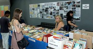 Foto Feira de troca e venda de livros usados na Biblioteca 2