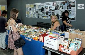 Foto Feira de troca e venda de livros usados na Biblioteca 2