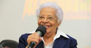 irma edith costa recebe o 6o premio heleieth saffioti