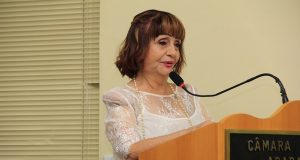 Escritora Darcy Dantas recebe Título de Cidadã Araraquarense na Câmara Darcy Dantas