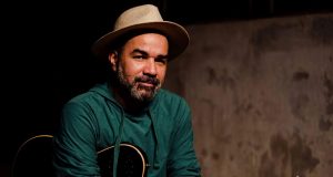 Domingo tem Tropicalismo dá ritmo ao Choro das Águas Alex Lima