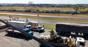 Temer anuncia o uso das Forças Armadas para desbloquear rodovias Caminhoes Greve Capa