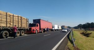 Mesmo reduzindo preços do combustíveis, caminhoneiros fazem paralisação em Araraquara Caminhoes Paralisacao Rodovia