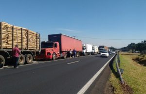 Mesmo reduzindo preços do combustíveis, caminhoneiros fazem paralisação em Araraquara Caminhoes Paralisacao Rodovia
