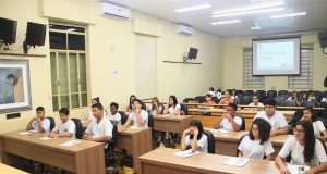 Alunos do 8° ano da Escola Dorival Alves visitam a Câmara Municipal Esola Legislativo P Jovem