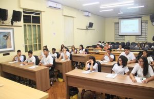 Alunos do 8° ano da Escola Dorival Alves visitam a Câmara Municipal Esola Legislativo P Jovem