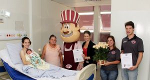 Mães e bebês da Gota ganham flores e certidão de torcedor da Ferroviária Ferroviaria maes