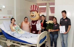 Mães e bebês da Gota ganham flores e certidão de torcedor da Ferroviária Ferroviaria maes