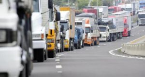 CNDL apoia a paralisação dos caminhoneiros e empresas de transporte Greve caminhao