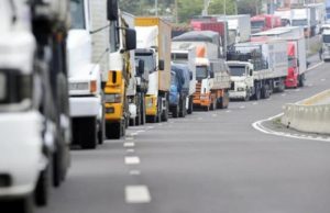 CNDL apoia a paralisação dos caminhoneiros e empresas de transporte Greve caminhao