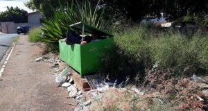 Lixeira impede passagem de pedestres em via pública Lixeira Expressa