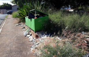 Lixeira impede passagem de pedestres em via pública Lixeira Expressa