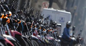 Mototaxistas: Lei determina toucas descartáveis para passageiros Mototaxista