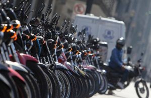 Mototaxistas: Lei determina toucas descartáveis para passageiros Mototaxista