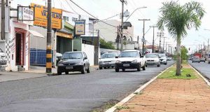 Aumento no fluxo de veículos gera demandas da população fluxo veiculos
