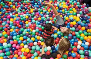 Jaraguá e Aventura Kids desafia as crianças com obstáculos Bolinhas Jaragua