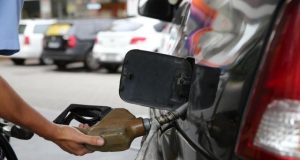 Preço médio da gasolina cai pela terceira semana no país Gasolina Cai
