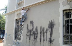 Ação “limpa tudo” chegou a fachada do Museu Museu 01