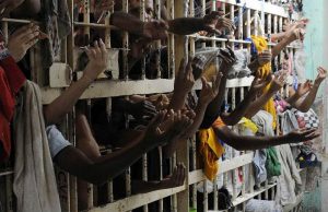 Presos podem ter de arcar com custos de permanência na cadeia Presos