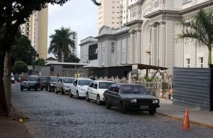 Promotor do Meio Ambiente quer saber quem cortou as árvores dos anos 40 em frente da Santa Casa Santa Casa Interna
