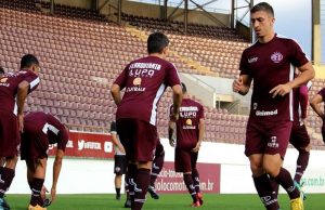 Treinador da Ferroviária comemora base mantida para Copa Paulista afetreinamento