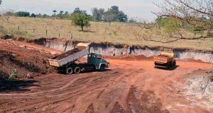 Três mil viagens de caminhões de terra para acabar com erosão no Indaiá Indaia