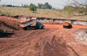 Três mil viagens de caminhões de terra para acabar com erosão no Indaiá Indaia