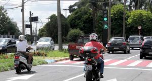 Motorista que passar no amarelo e for multado, pode entrar com recurso Transito 16