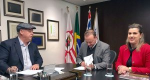 Prefeito assina convênio que dá desconto em cursos para servidores Universidade Brasil 02