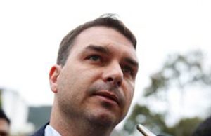 Flávio Bolsonaro visita o pai no hospital e fala em premeditação Flavio Bolsonaro