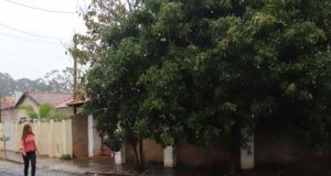Thainara mostra ao prefeito o tamanho do buraco Thainara 20