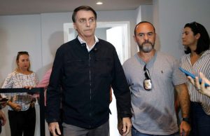 Bolsonaro firma compromisso em defesa da família Bolsonaro 408