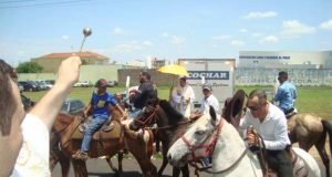 Denúncias sobre maus tratos aos animais pesam sobre a Cavalgada da Fé Cavalgada 01