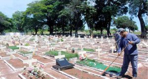 Equipe do Cemitério das Cruzes intensifica limpeza para o Dia de Finados Cemiterio das Cruzes 01