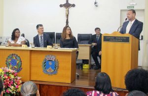 Cristiane, a‘Educadora Nota 10’, é homenageada na Câmara Cristiane 25