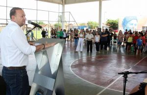 Edinho faz discurso e critica Governo Federal Edinho 400