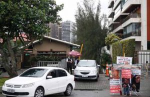 Vizinhos de Bolsonaro são orientados a votar bem cedo Eleicao 33