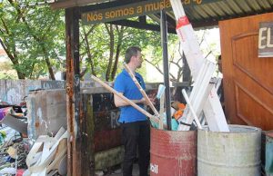 Vereador verifica denúncia de criadouros em bolsão de entulho Entulho 71