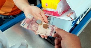 Comércio de Araraquara sofre com falta de moedas Moeda 33