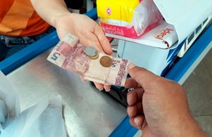 Comércio de Araraquara sofre com falta de moedas Moeda 33