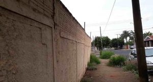 Muro de escola por enquanto, balança, mas não cai Muro 71