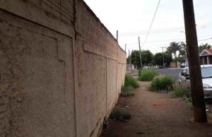 Muro de escola por enquanto, balança, mas não cai Muro 71