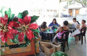 Projeto recicla árvore de Natal do Paço Municipal e promove renda Natal 16