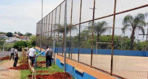 Prefeitura inicia cobertura na quadra da Praça Scalamandré Sobrinho Quadra na Fonte