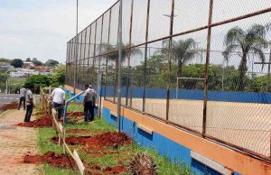 Prefeitura inicia cobertura na quadra da Praça Scalamandré Sobrinho Quadra na Fonte