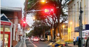 Novos semáforos digitais são implantados em cruzamentos da cidade Semaforo 15