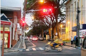 Novos semáforos digitais são implantados em cruzamentos da cidade Semaforo 15