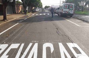 Sinalização de trânsito é feita próximo à serviço do SUS Sus 35