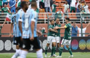 Palmeiras vence e segue líder do Brasileirão palmeiras gremio