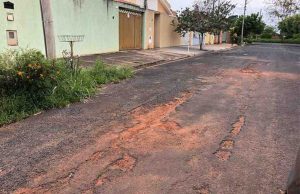 Araraquara reinventa a engenharia: asfalto com terra. Uma porcaria. Asfalto 40